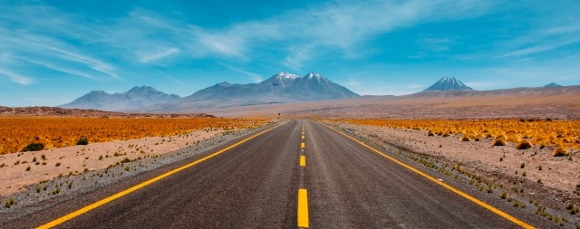 A road that drives into the mountains
