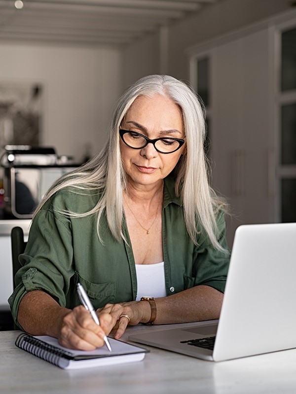 A female patient in a virtual treatment program