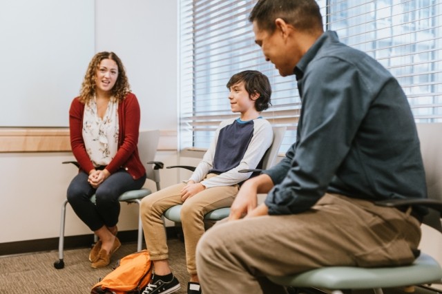 child participating in eating disorder treatment family therapy session with mom and dad